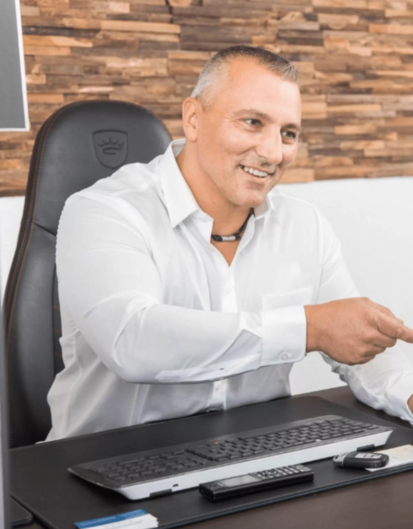 lächelnder Mann in einem Büro